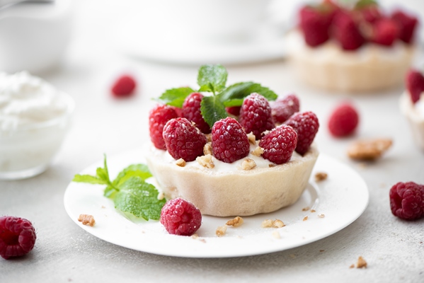 dessert with mascopone cheese fresh raspberries and nuts - Сладкая творожная масса