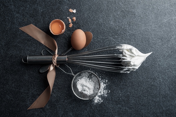 food whisk with meringue and egg bakery - Творожный пудинг со шпинатом