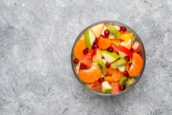 fresh fruit salad in the bowl with fresh fruits - Фруктовый салат-гарнир