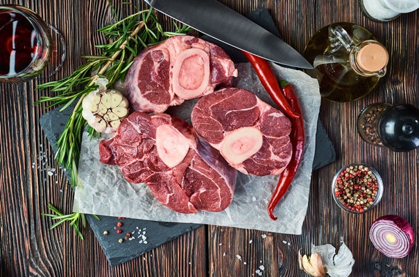 fresh meat on a wooden surface - Правила выбора и приготовления мяса