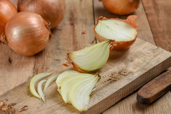 fresh raw onion on wooden background - Чанахи