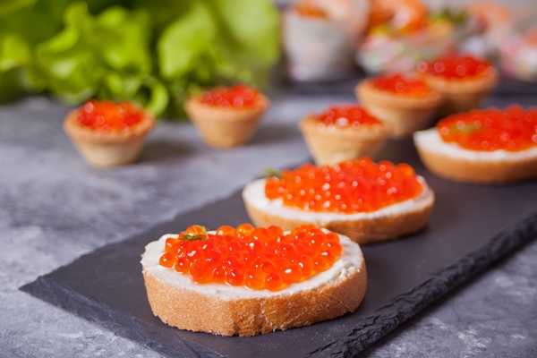 fresh red caviar on bread on the black plate sandwiches with red caviar - Правила приготовления бутербродов