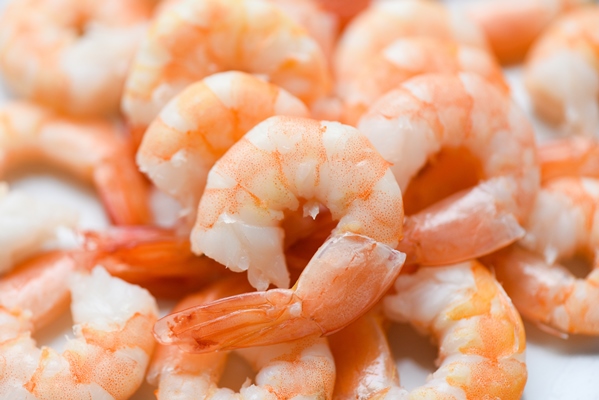 fresh shrimps served on plate boiled peeled shrimp prawns cooked in the seafood restaurant - Суп-пюре из креветок