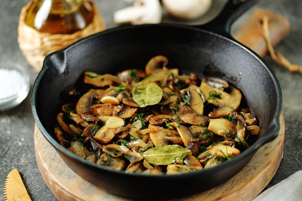 fried mushrooms with onions garlic bay leaf and dill - Сливочный суп с грибами и булгуром