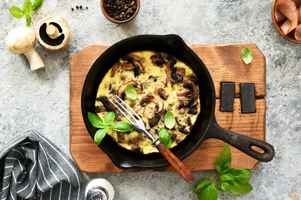 frittata with mushrooms in a pan with basil on a concrete background fritata is an italian breakfast dish 1 - Фриттата с грибами