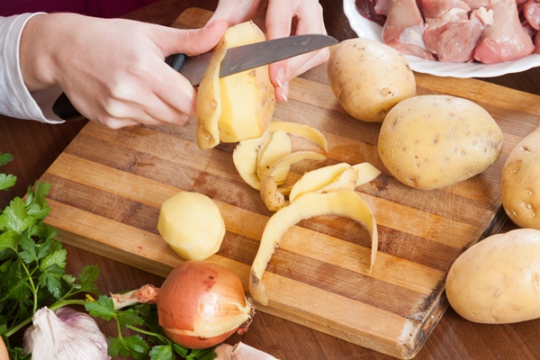 hands cleaning potatoes - Чанахи
