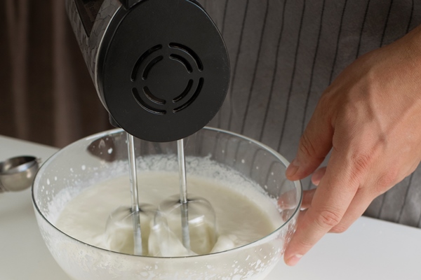 high angle cook making cream - Творожный пудинг с цукатами и изюмом