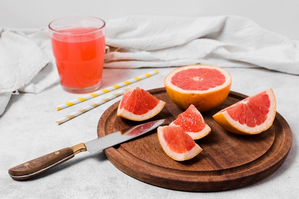 high angle of grapefruit slices with juice - Грейпфрутовый соус