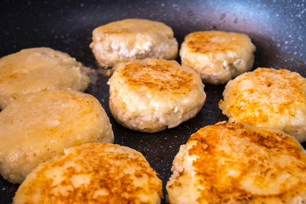 homemade cheesecakes fried on the pan 1 - Сырники из творога с картофелем