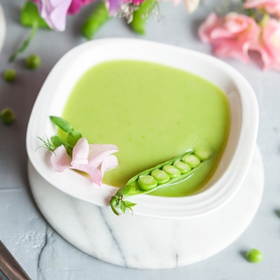Суп-пюре из зелёного горошка с молочным соусом