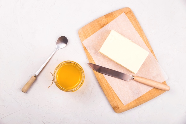 homemade liquid ghee or clarified butter in - Голландский яично-масляный соус