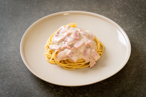 homemade spaghetti white cream sauce with ham italian food style 1 - Спагетти в сливочном соусе с ветчиной