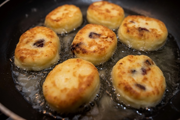 homemade tasty cheesecakes are fried in pan traditional dish ukrainian - Творожники с морковью