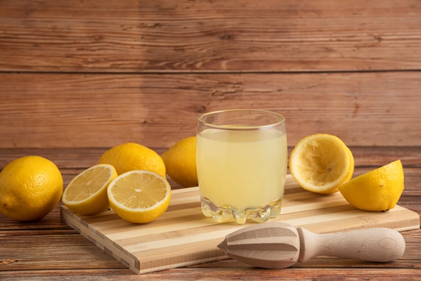 lemonade in a glass cup on the wooden board - Салат с огурцом, морковью и яблоком