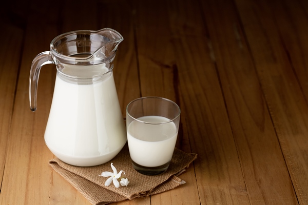 milk glass and milk jug - Молочная каша из овсяных хлопьев "Геркулес"