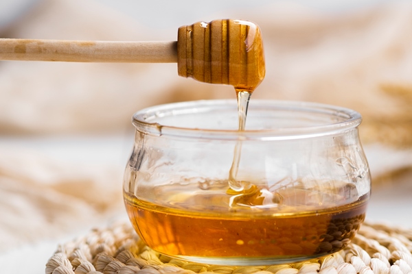 natural honey pouring in bowl - Карамельно-медовый соус