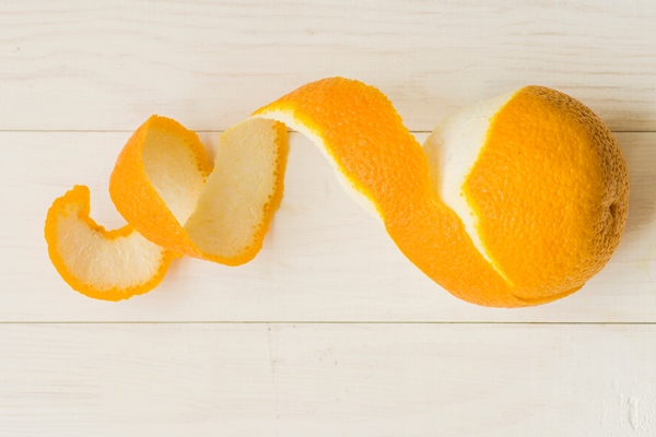 peeled orange fruit on wooden background - Фруктовый салат-гарнир