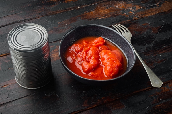 peeled tomatoes on old dark wooden table background - Томатный суп-пюре с молочным соусом