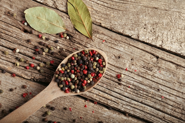 pepper peas on wooden background - Рагу из баранины