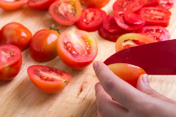 person cutting sliced tomatoes - Чанахи