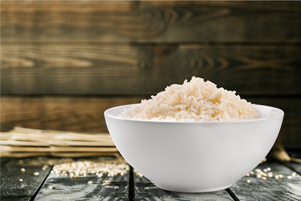 plain rice in ceramic bowl on background - Рисовый суп-пюре