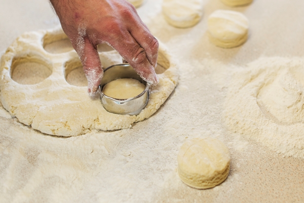 preparing scone dough pressing concept - Творожники ванильные со сметаной