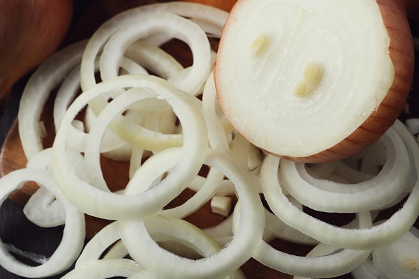raw and cutting onions - Солянка по-грузински