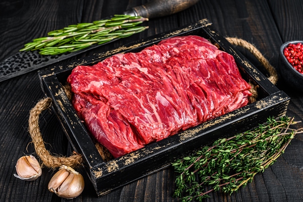 raw fresh beef brisket cut meat with herbs in a wooden tray - Правила выбора и приготовления мяса
