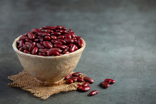 red kidney beans in a small bowl place on sack fabric - Суп-пюре из фасоли с молоком