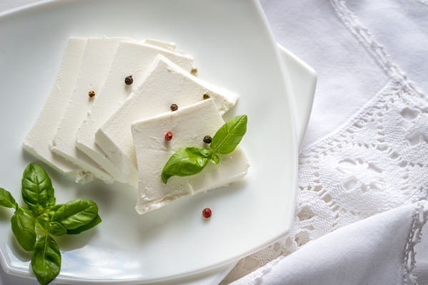 ricotta cheese sliced on the plate - Правила подачи сыров