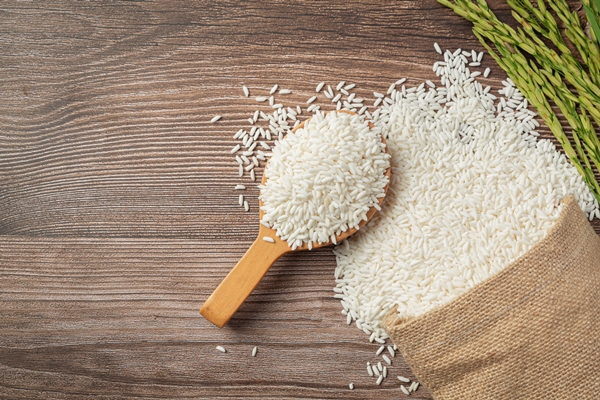 sack of rice with rice on wooden spoon and rice plant - Суп-пюре из моркови на молоке