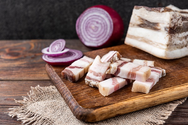 salt pork fat with onion on wooden board - Кулеш с солёным салом и луком