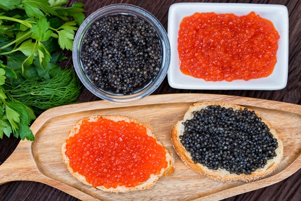 sandwiches with black sturgeon and red salmon caviar close up - Правила приготовления бутербродов