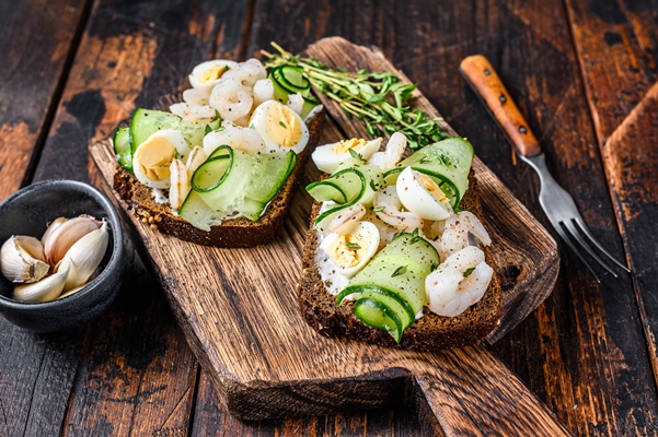 sandwiches with shrimp prawns quail eggs and cucumber on rye bread - Правила приготовления бутербродов
