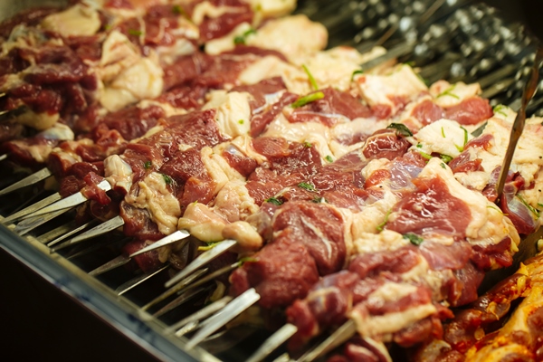 selective focus on prepared raw skewers shashlyq - Правила выбора и приготовления мяса
