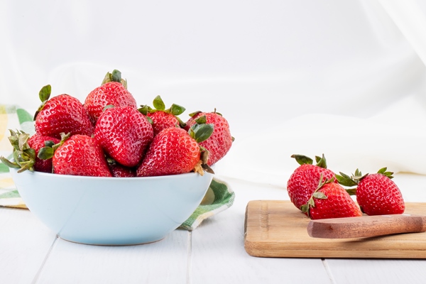side view fresh strawberry on white background - Суп-пюре из ягод со сметаной