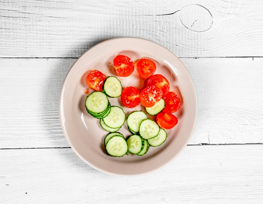 slices of tomato and cucumbers in a dish - Бутерброды на поджаренном хлебе