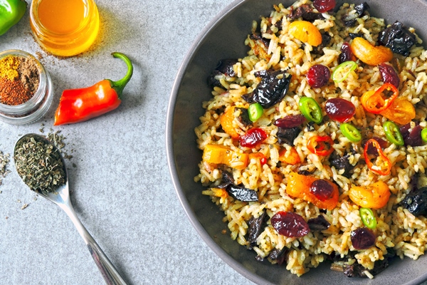 spicy rice with dried fruits vegan bowl with spicy rice healthy lunch - Плов с тыквой и фруктами