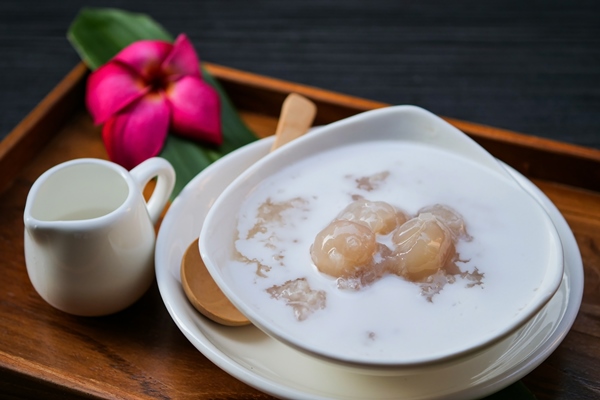 sticky rice boiled in syrup with longan and coconut milk dressing thai dessert 1 - Суп молочный с рисовым пудингом
