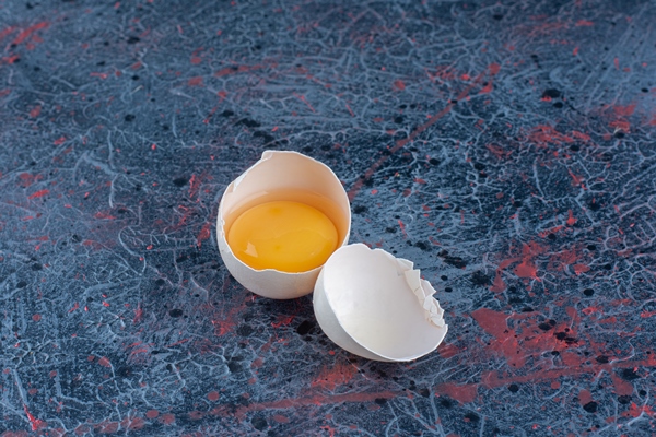 top view of fresh white chicken egg broken with yolk and egg white - Творожная запеканка "Воздушная"