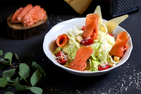vegetable salad with salmon fish fillet - Салат из рыбы с помидорами