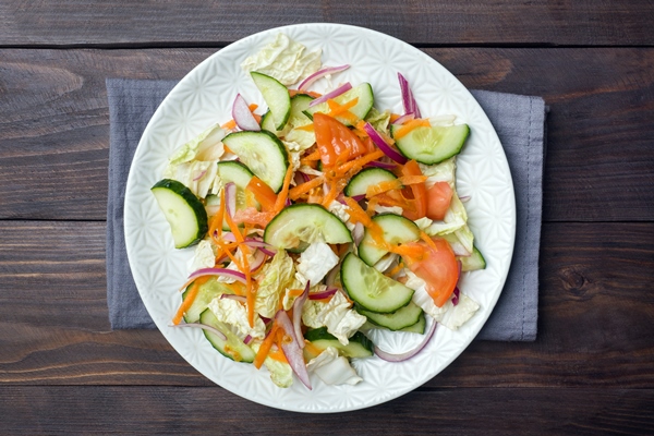 vegetarian salad of raw fresh vegetables in a plate concept healthy eating copyspace - Правила приготовления салатов