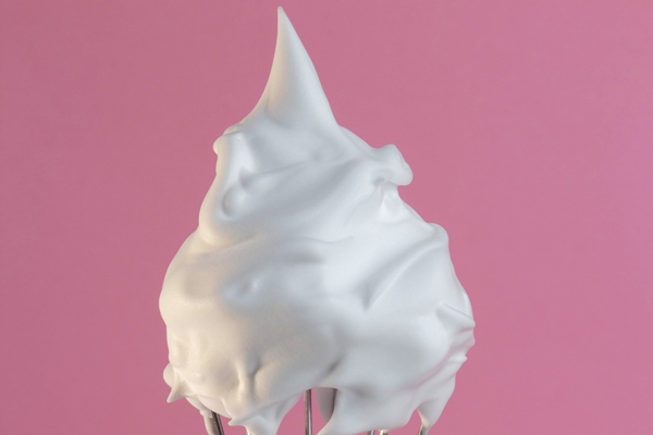 whisk with whipped cream pink background - Суп молочный с картофельными клёцками