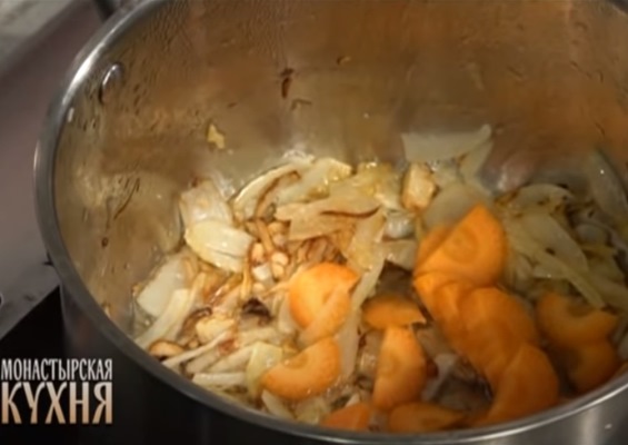 2021 08 04 002 - Монастырская кухня: овсяные оладьи с овощами, гречневый суп с грибами