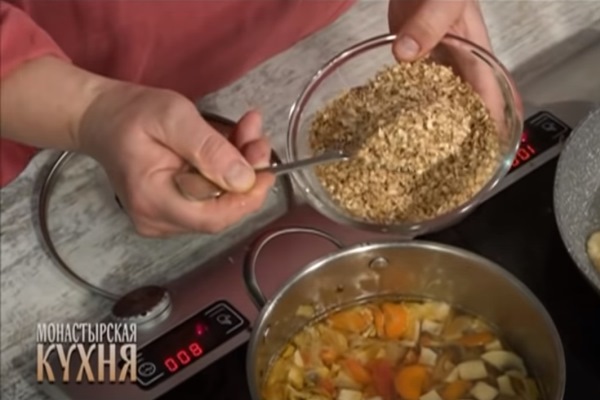 2021 08 04 010 - Монастырская кухня: овсяные оладьи с овощами, гречневый суп с грибами
