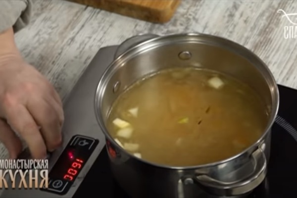 2021 08 11 005 - Монастырская кухня: суп со шпинатом и перловкой, ушки с редькой