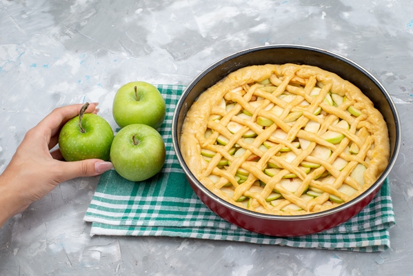 a top view delicious apple cake round formed inside pan with fresh green apples on the light desk cake biscuit 1 - Сладкий пирог из дрожжевого теста