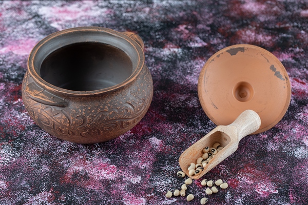 ancient pot with beans - Монастырская кухня: перловая каша с овощами, паштет из фасоли