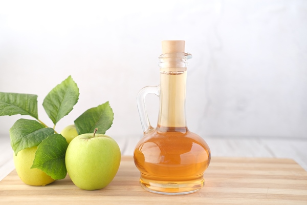 apple vinegar in glass bottle with fresh green apple on table - Соус майонез