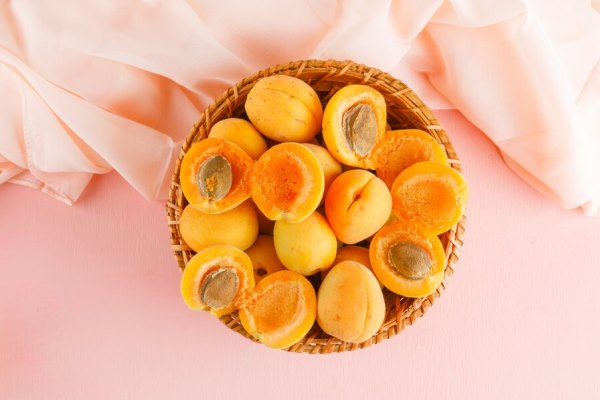 apricots in a wicker basket flat lay 176474 9119 - Соус из кураги